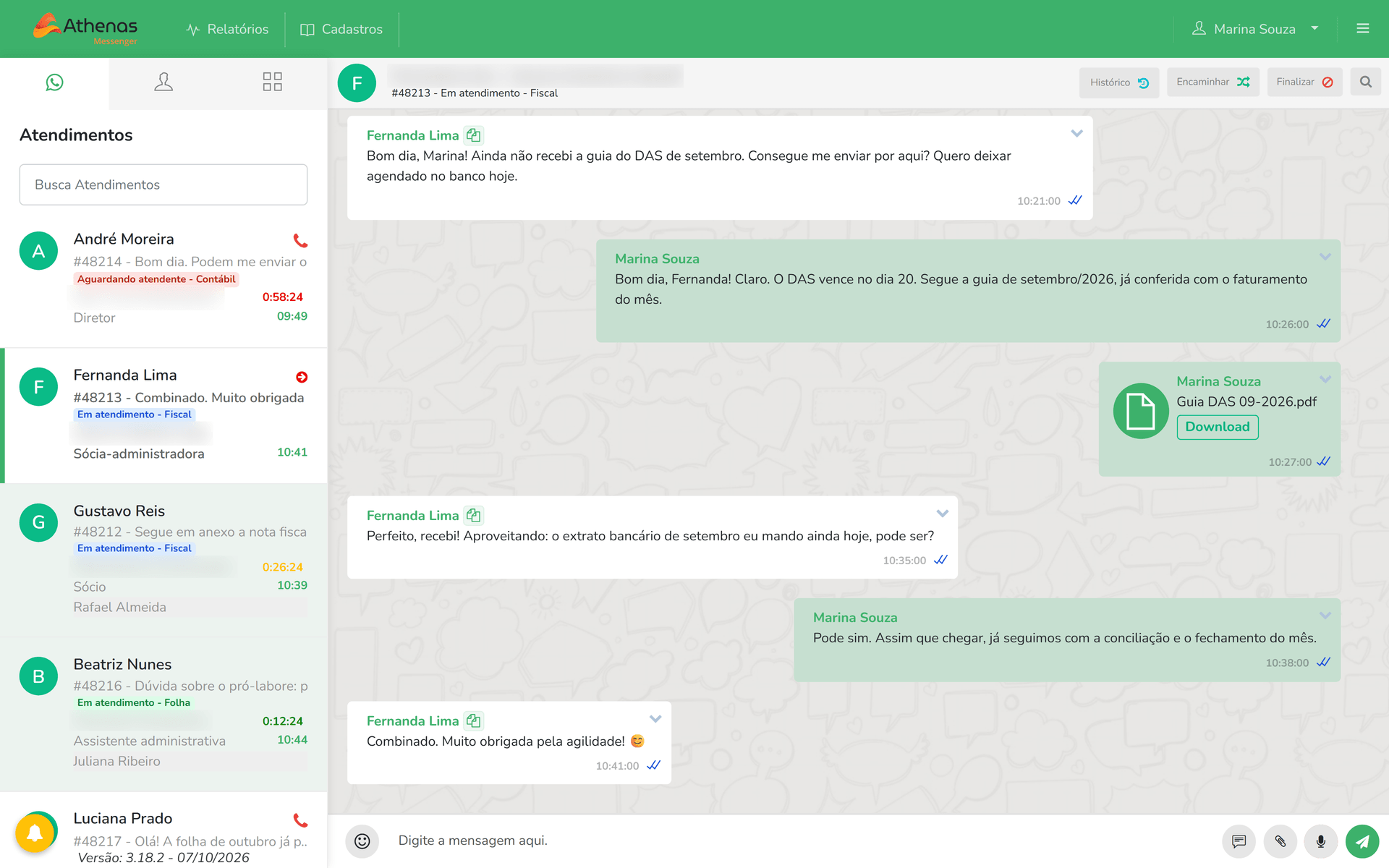 Tela de atendimento do Athenas Messenger: lista de atendimentos com setor e tempo de espera e uma conversa com a guia do DAS enviada em PDF